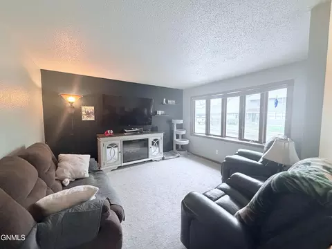 Living - 509 Lohstreter Rd NW, Mandan, ND 58554 photo 1 of 3