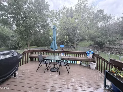 Exterior - 509 Lohstreter Rd NW, Mandan, ND 58554 photo 5 of 8