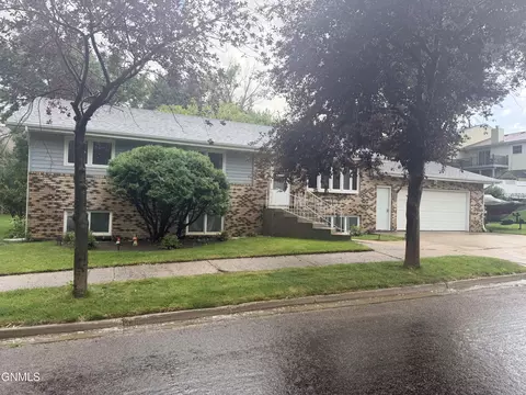 Exterior - 509 Lohstreter Rd NW, Mandan, ND 58554 photo 3 of 8