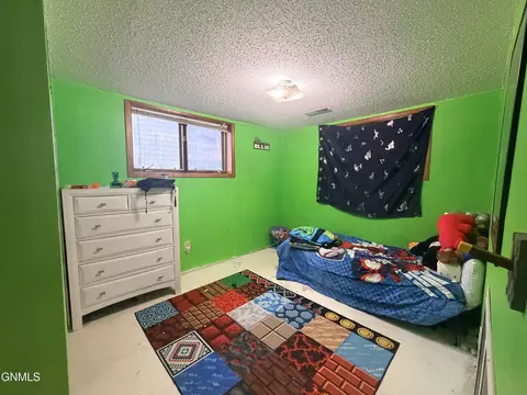 Bedroom - 509 Lohstreter Rd NW, Mandan, ND 58554 photo 5 of 6