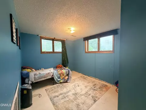 Bedroom - 509 Lohstreter Rd NW, Mandan, ND 58554 photo 4 of 6