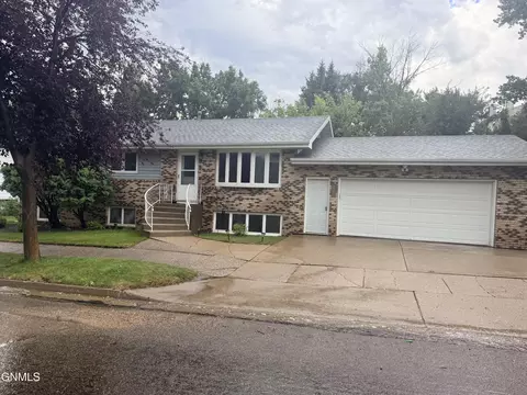 Exterior - 509 Lohstreter Rd NW, Mandan, ND 58554 photo 2 of 8