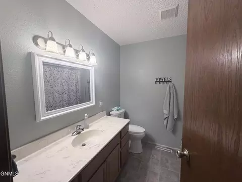 Bath - 509 Lohstreter Rd NW, Mandan, ND 58554 photo 4 of 6