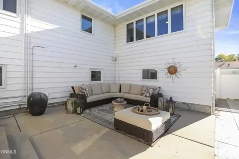 Exterior - 711 13th St W, Williston, ND 58801 photo 5 of 11