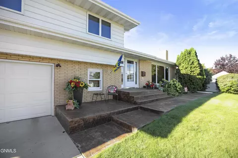 Exterior - 711 13th St W, Williston, ND 58801 photo 3 of 11