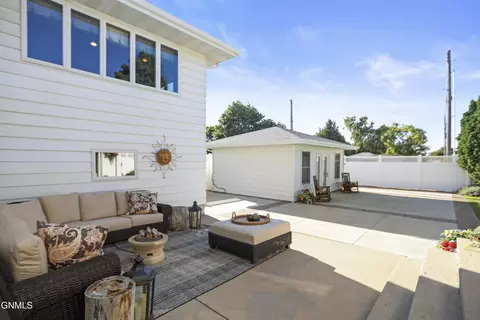 Exterior - 711 13th St W, Williston, ND 58801 photo 6 of 11