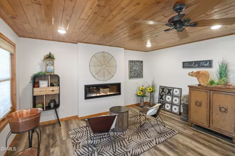 Living - 711 13th St W, Williston, ND 58801 photo 11 of 11