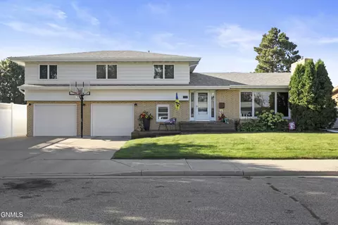Exterior - 711 13th St W, Williston, ND 58801 photo 1 of 11
