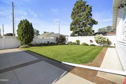 Exterior - 711 13th St W, Williston, ND 58801 photo 7 of 11