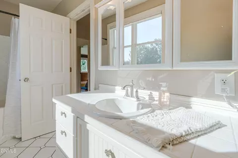 Bath - 2880 Clover Ln, Bismarck, ND 58503 photo 2 of 6