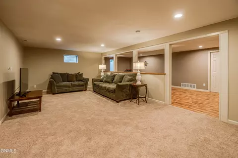 Living - 2880 Clover Ln, Bismarck, ND 58503 photo 2 of 4