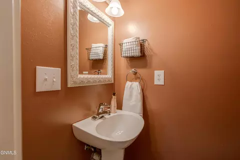 Bath - 2880 Clover Ln, Bismarck, ND 58503 photo 4 of 6