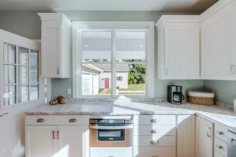 Kitchen - 2880 Clover Ln, Bismarck, ND 58503 photo 5 of 9