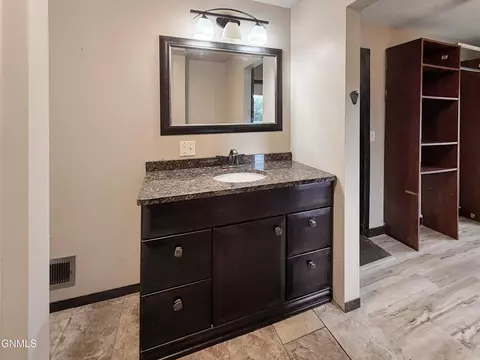 Bath - 605 W Broadway, Williston, ND 58801 photo 2 of 2