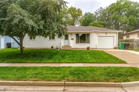 2034 Saint Benedict Dr, Bismarck, ND 58501