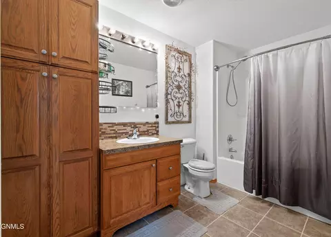 Bath - 13924 Bergstrom Dr, Williston, ND 58801 photo 1 of 2