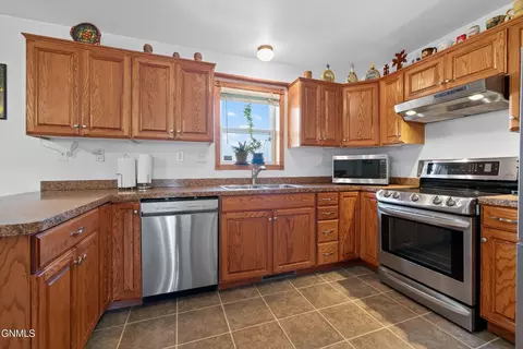 Kitchen - 13924 Bergstrom Dr, Williston, ND 58801 photo 4 of 5