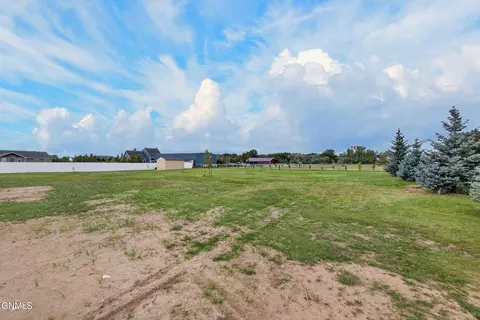 Exterior - 13924 Bergstrom Dr, Williston, ND 58801 photo 10 of 11