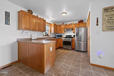 Kitchen - 13924 Bergstrom Dr, Williston, ND 58801 photo 5 of 5