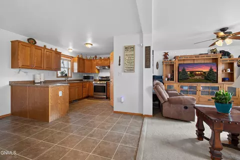 Kitchen - 13924 Bergstrom Dr, Williston, ND 58801 photo 2 of 5