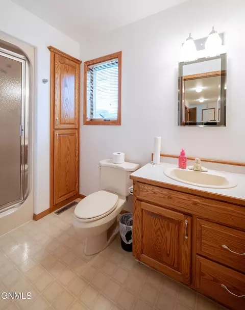 Bath - 7301 Northgate Dr, Bismarck, ND 58504 photo 2 of 4