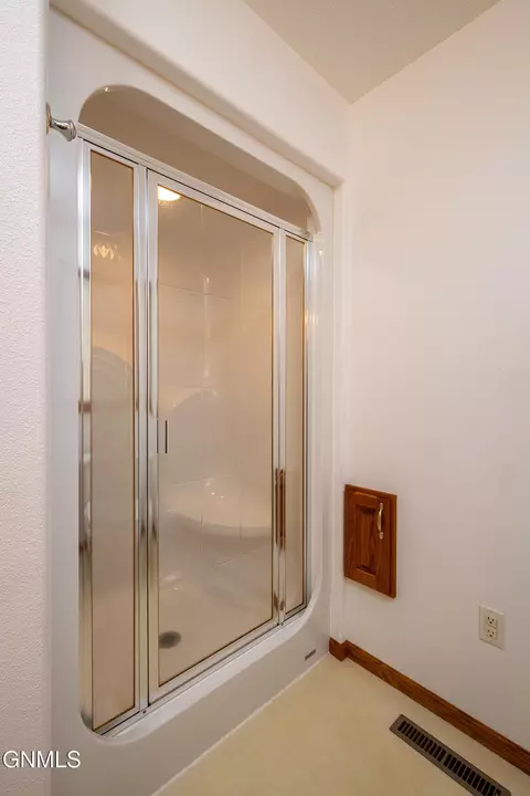 Bath - 7301 Northgate Dr, Bismarck, ND 58504 photo 1 of 4