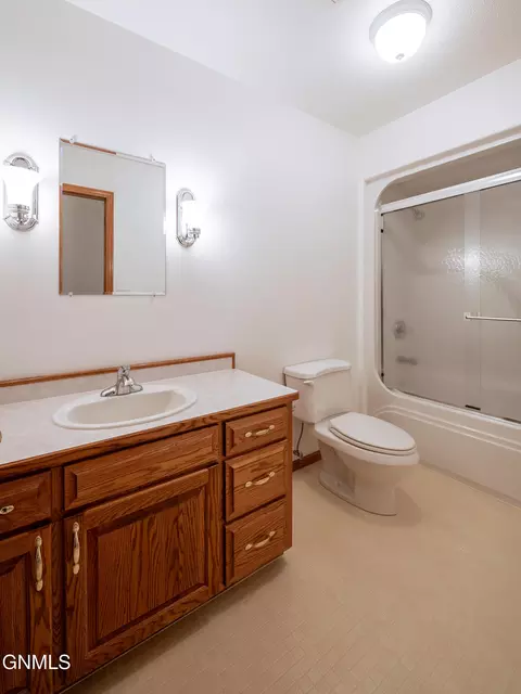 Bath - 7301 Northgate Dr, Bismarck, ND 58504 photo 3 of 4