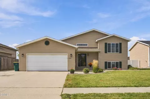4422 10th St W, West Fargo, ND 58078
