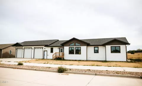 201 11th Ave NW, Watford City, ND 58854