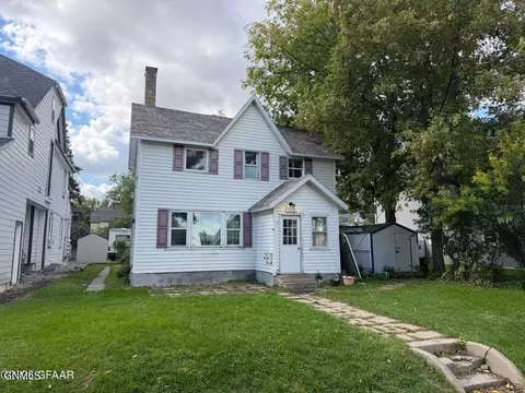 520 5th St, Grand Forks, ND 58201