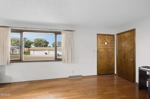Living - 1827 N 3rd St, Bismarck, ND 58501 photo 3 of 4
