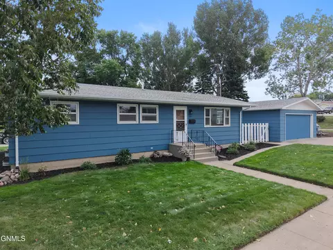 1827 N 3rd St, Bismarck, ND 58501