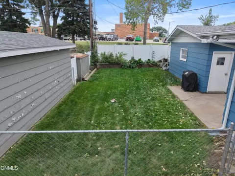Exterior - 1827 N 3rd St, Bismarck, ND 58501 photo 2 of 3