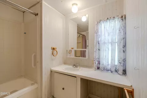 Bath - 902 S Frontier Trl, Mandan, ND 58554 photo 1 of 4