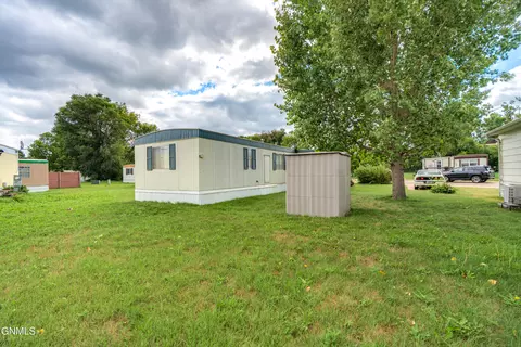 Exterior - 902 S Frontier Trl, Mandan, ND 58554 photo 6 of 7