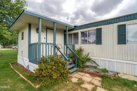 Exterior - 902 S Frontier Trl, Mandan, ND 58554 photo 3 of 7