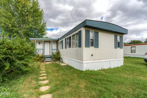 Exterior - 902 S Frontier Trl, Mandan, ND 58554 photo 1 of 7
