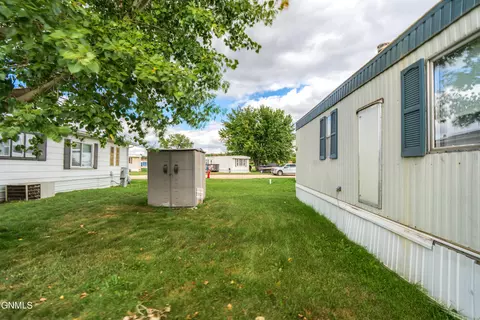 Exterior - 902 S Frontier Trl, Mandan, ND 58554 photo 5 of 7
