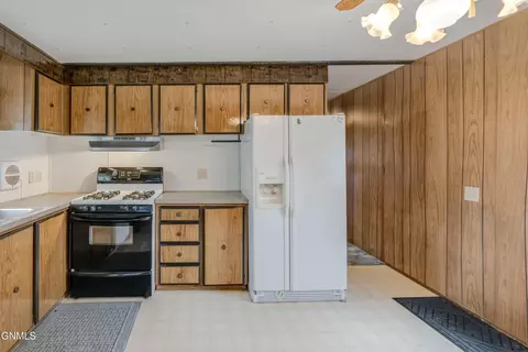 Kitchen - 902 S Frontier Trl, Mandan, ND 58554 photo 5 of 8