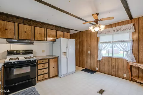Kitchen - 902 S Frontier Trl, Mandan, ND 58554 photo 6 of 8