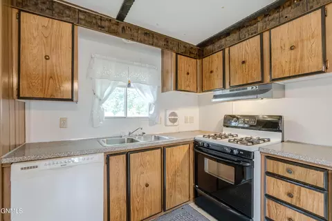 Kitchen - 902 S Frontier Trl, Mandan, ND 58554 photo 2 of 8