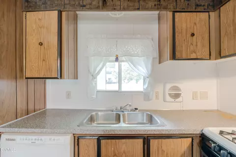 Kitchen - 902 S Frontier Trl, Mandan, ND 58554 photo 3 of 8