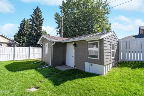 Exterior - 1616 4th Ave E, Williston, ND 58801 photo 8 of 10