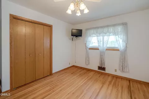 Bedroom - 224 Kavaney Dr, Bismarck, ND 58501 photo 3 of 7