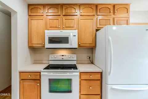 Kitchen - 224 Kavaney Dr, Bismarck, ND 58501 photo 5 of 8