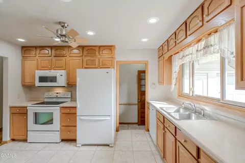 Kitchen - 224 Kavaney Dr, Bismarck, ND 58501 photo 2 of 8