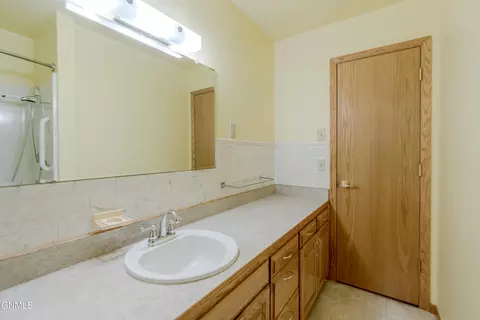 Bath - 224 Kavaney Dr, Bismarck, ND 58501 photo 3 of 5