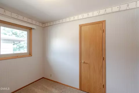 Bedroom - 224 Kavaney Dr, Bismarck, ND 58501 photo 2 of 7