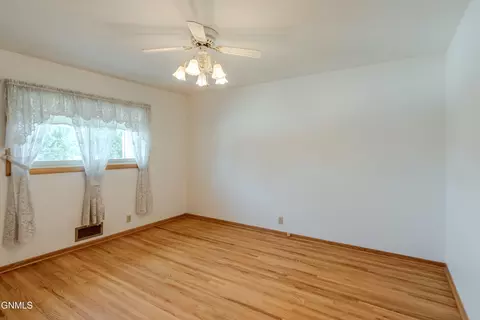 Bedroom - 224 Kavaney Dr, Bismarck, ND 58501 photo 4 of 7