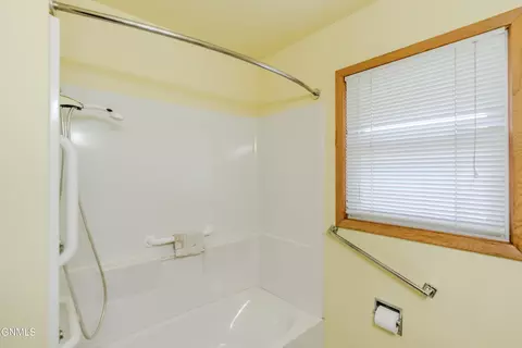 Bath - 224 Kavaney Dr, Bismarck, ND 58501 photo 2 of 5